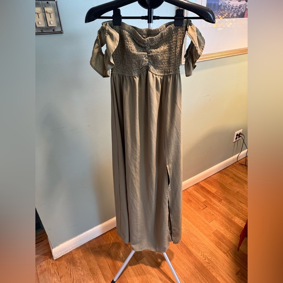 Elegant Green Off-Shoulder Maxi Dress - Picture 5 of 6